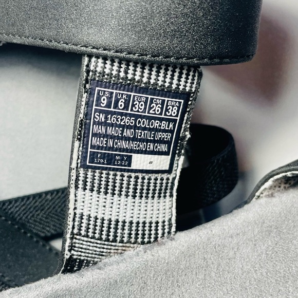 Skechers Black Arch Fit Reggae Trek Women’s Memory Foam Velcro Sandal Sz 9 - Picture 6 of 6